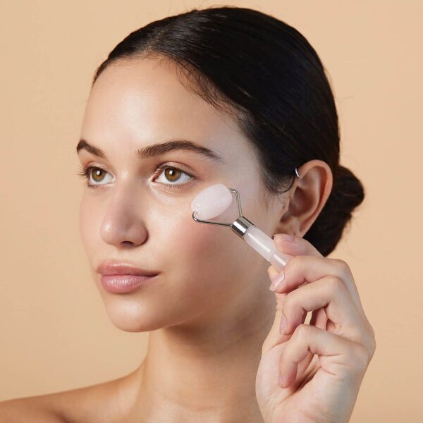 P10010825_1.jpg Mini Rouleau Visage en Quartz Rose – Sephora Collection – Image 2