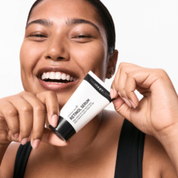 application du sérum retinol Inkey List sur la peau