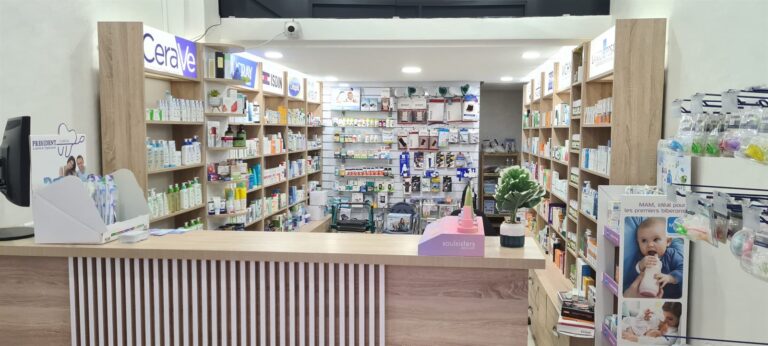 Intérieur du magasin ETA PHARM à Meknès, d'où partent les commandes livrées à Casablanca