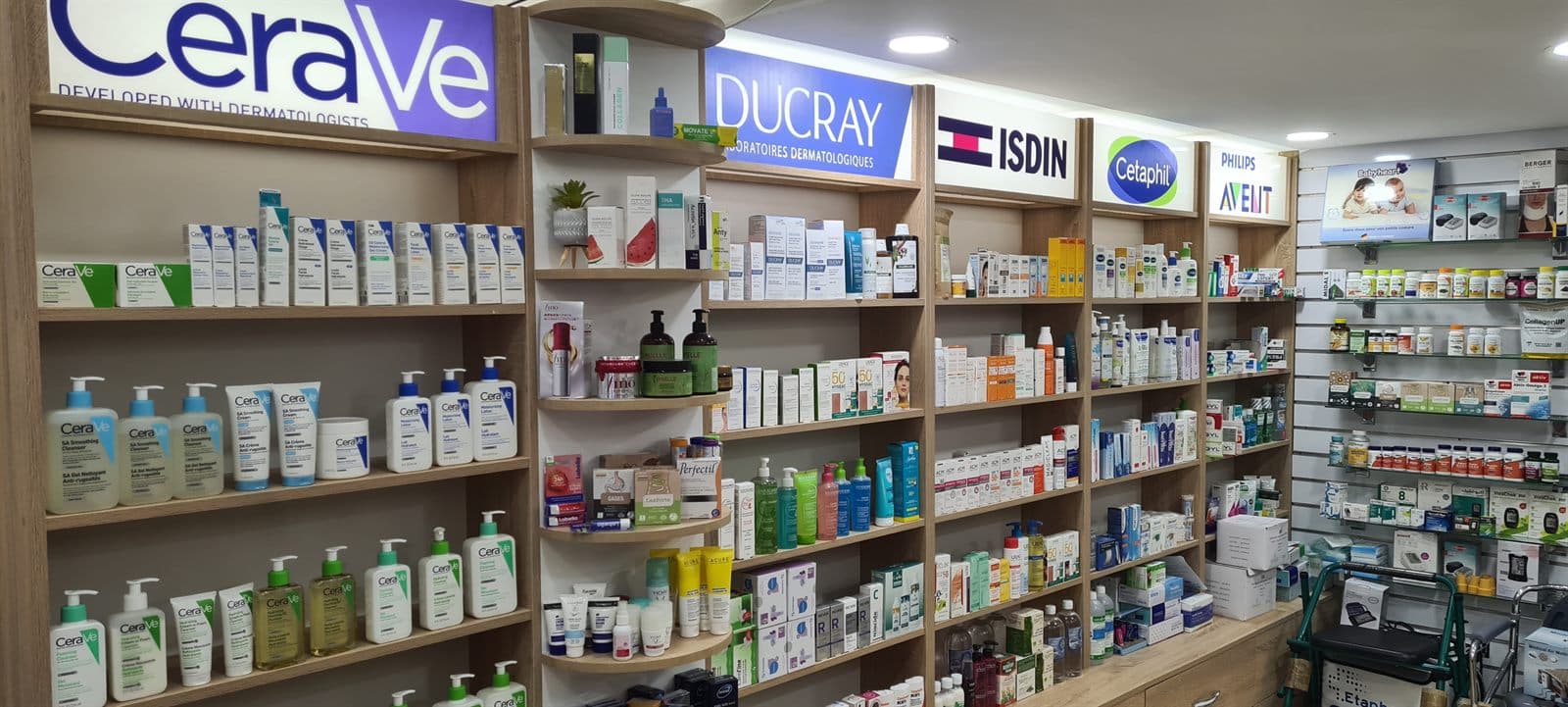 Rayons CeraVe, Ducray, ISDIN et Cetaphil de la parapharmacie ETA PHARM à Meknès