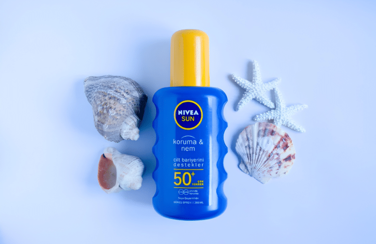 Protection solaire SPF 50 avec écran solaire sur fond estival illustrant le choix entre SPF 30 ou 50