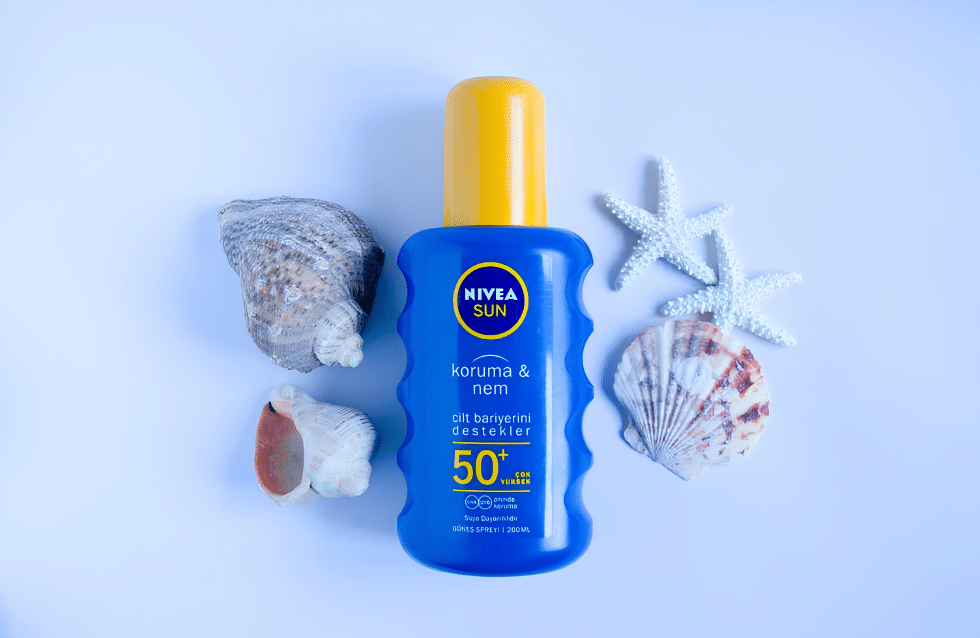 Protection solaire SPF 50 avec écran solaire sur fond estival illustrant le choix entre SPF 30 ou 50
