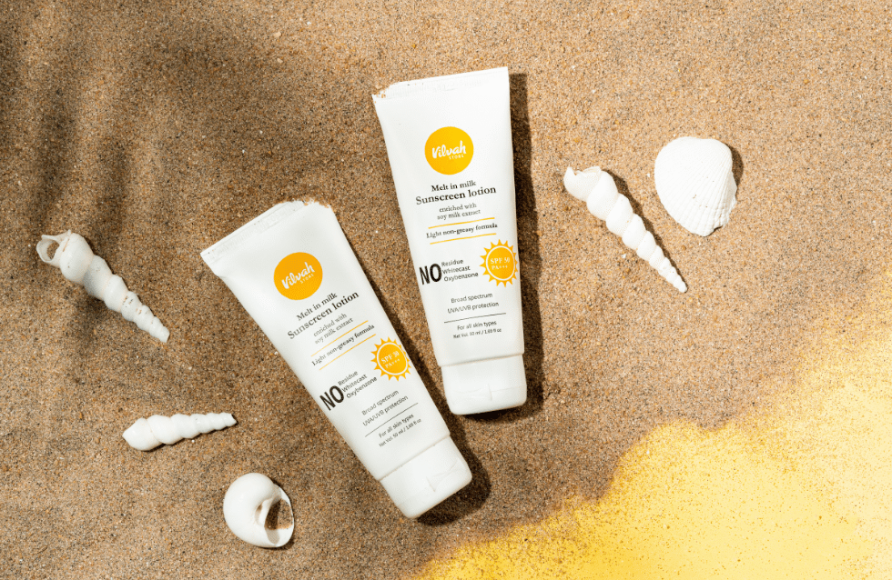 Protection solaire SPF 50 avec écran solaire sur fond estival illustrant le choix entre SPF 30 ou 50
