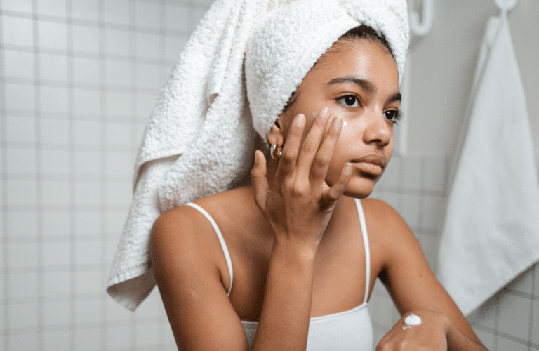 Application d'un écran solaire peau grasse sur le visage