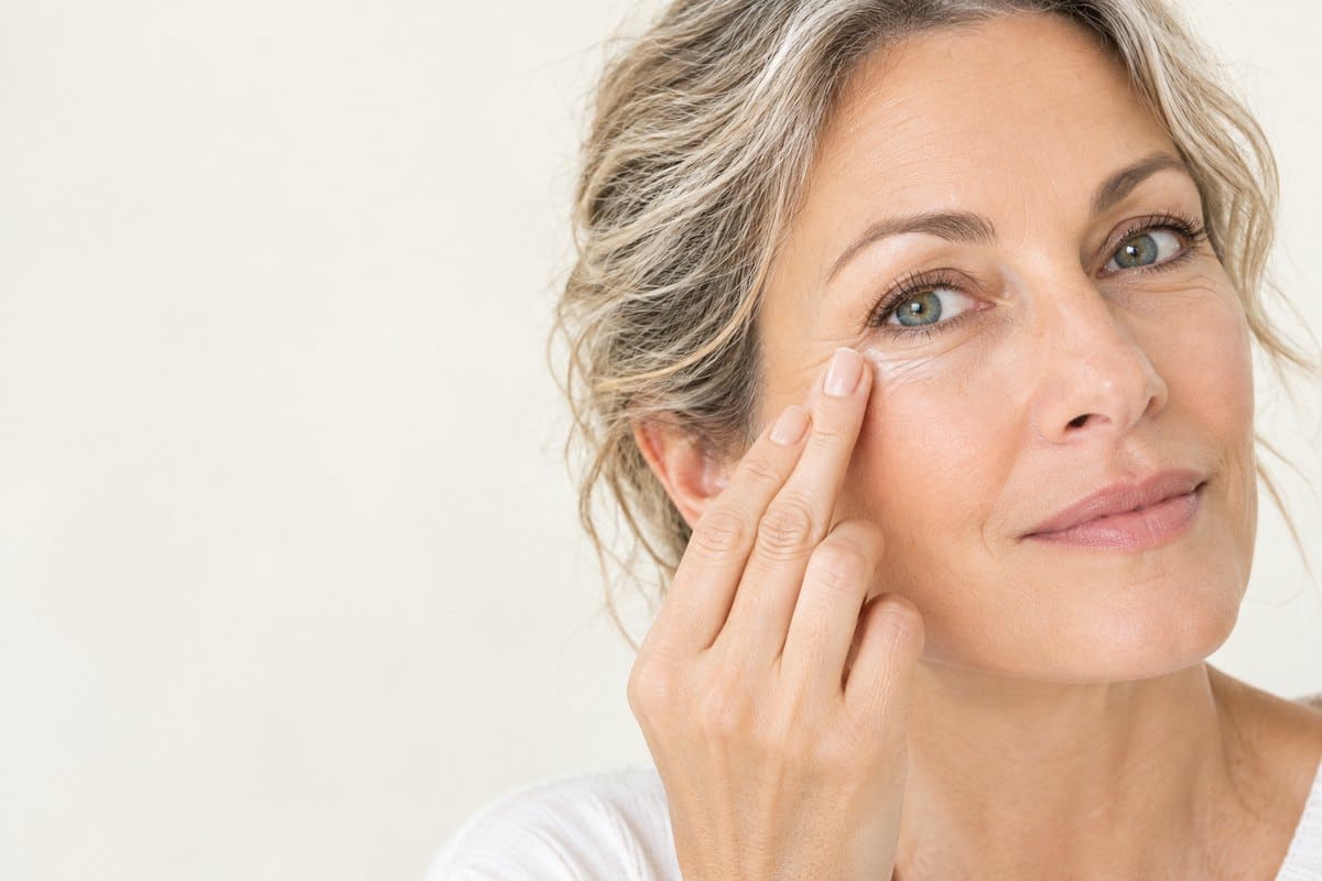 Soin contour des yeux contre les cernes et les poches